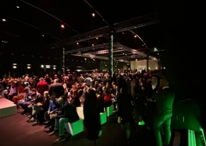 Organizzazione di un evento aziendale complesso con conferenza, cena e festa per 1400 persone: il nostro approccio per il 20° anniversario di Avvale Spa