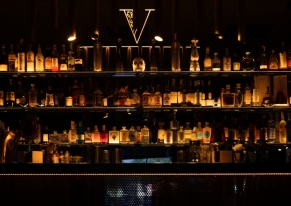 Diciottesimo perfetto con allestimenti dorati, torta artistica a tema stelle e servizi di sicurezza e fotografia per 50 ospiti entusiasti