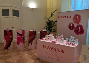 Durante la Beauty Week milanese, la nostra agenzia ha creato per Carma Italia un allestimento che unisce eleganza e funzionalità.